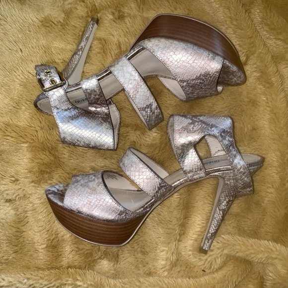 🔥 END OF SUMMER SALE PRICE $20🔥 Guess Platform Heels - Picture 4 of 8